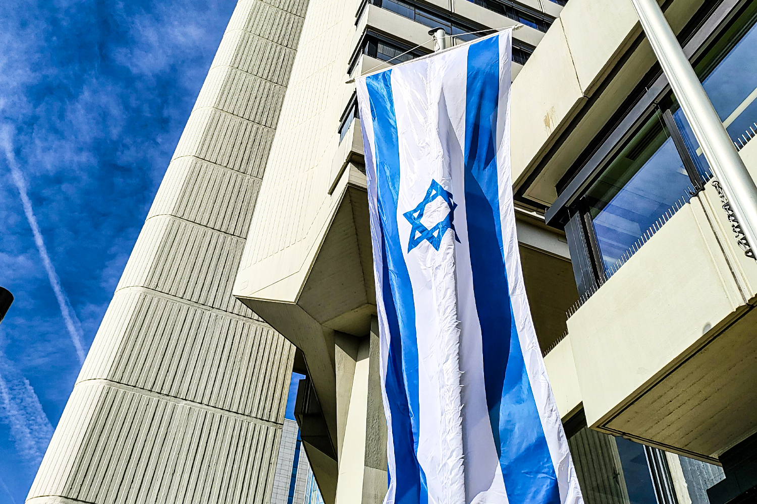Israel-Fahnen vor Offenbacher Rathaus gestohlen