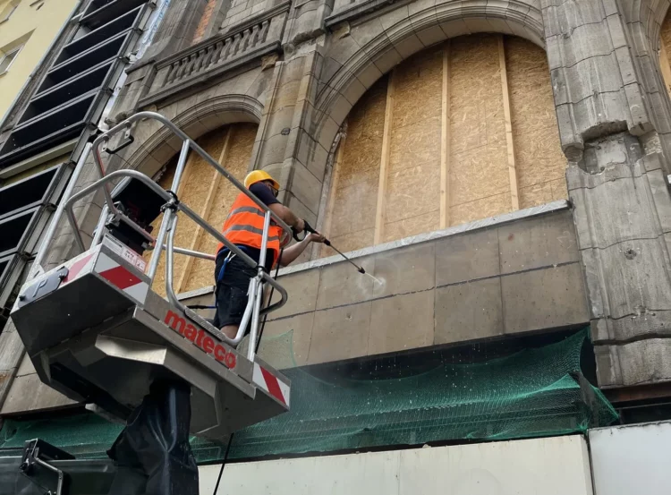 Historische Sandsteinfassade des ehemaligen Kaufhofs wird aufwendig restauriert